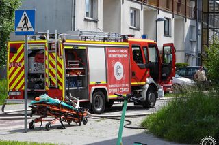 Pożar i wybuchy w mieszkaniu bloku w Tychach