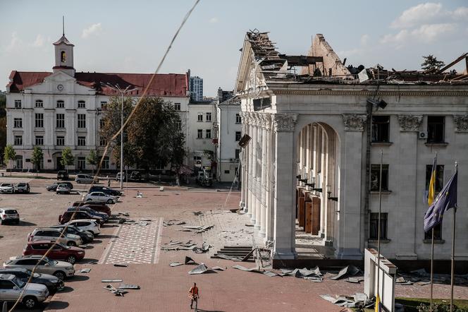 Brutalny atak na centrum ukraińskiego miasta. Pocisk spadł na teatr [ZDJĘCIA]
