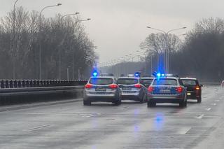 Nissanem huknął w bariery na Wisłostradzie. On był po metaamfetaminie, jego pasażera poszukiwała policja