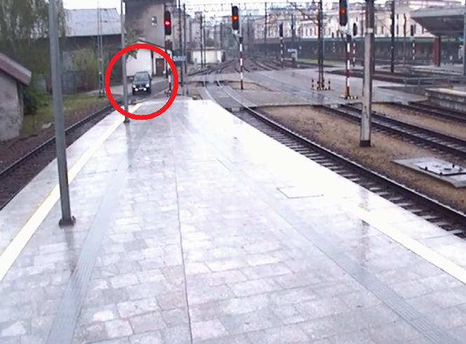 Tego jeszcze nie było! Pijany w sztok wjechał autem... na peron Dworca Głównego!