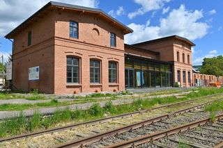 Dworzec w Kowarach lśni jak za czasów świetności. Remont zabytku tchnął w niego nowe życie