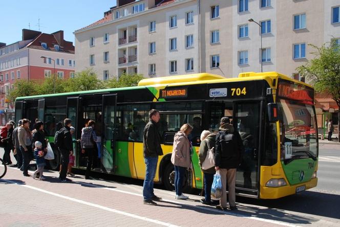 Z autobusu przesiedli się do radiowozu. Policja ma sprawców zniszczenia wiaty