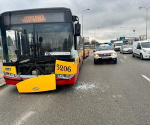 Groza na Ochocie. Autobus miejski huknął w ciężarówkę. W środku byli pasażerowie