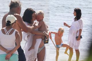 62-letni Alec Baldwin z żoną Hilarią w 8. miesiącu ciąży na plaży! Piękna rodzinka?