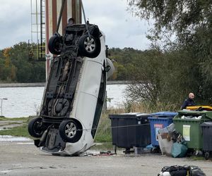 Samochód wpadł do wody, strażacy musieli ratować kobietę. Wielka akcja służb
