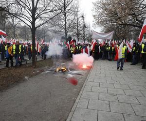 Niespokojny protest rolników w Warszawie. Służby obrzucone puszkami po piwie i petardami