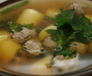 Poznaj przepis na tradycyjny śląski dodatek do rosołu. Dowiedz się, jak przygotować ten kontrowersyjny przysmak