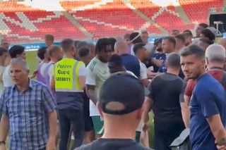 Skandal! Piłkarze Rakowa Częstochowa zaatakowani. Fizyczna konfrontacja [WIDEO]