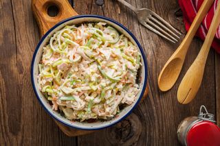 Ten jeden składnik odmieni twoją surówkę z pora. Pasuje do każdego dania