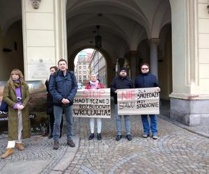 Wraca temat sprzedaży działki przy stadionie Tarczyński Arena. Ekolodzy protestują [ZDJĘCIA]