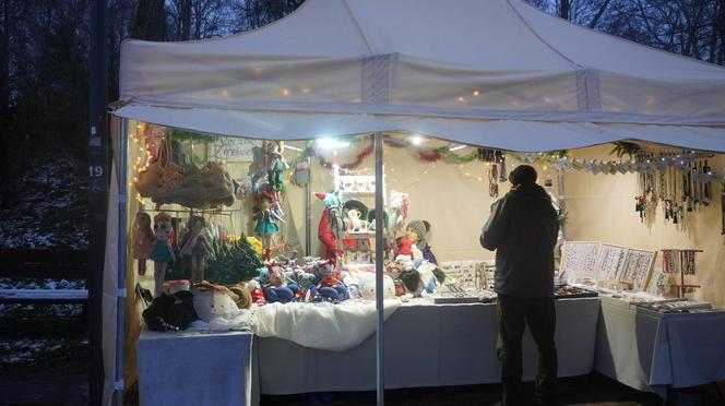 Ruszył jarmark bożonarodzeniowy nad jeziorem Ukiel w Olsztynie. Zobacz, jak wygląda! [ZDJĘCIA]