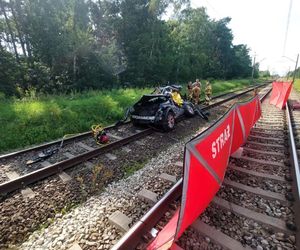 Osobówka wjechała pod pociąg w Wielkopolsce. Cztery osoby nie żyją!