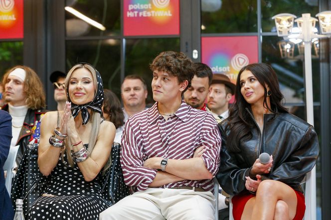 Oskar Cyms między Dodą a Roxie na konferencji Polsatu