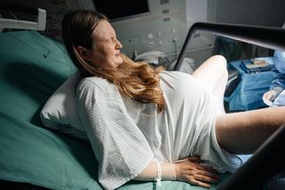 Złość, rezygnacja, krzyki i płacz są normalne. Te zdjęcia pokazują, że nie warto tłumić emocji przy porodzie