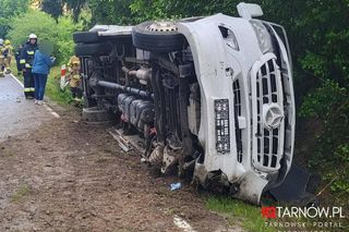 Autokar z dziećmi wylądował w rowie! Sześć osób rannych, droga zablokowana