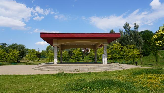 Lublin. „Filary porośnięte bluszczem” i nie tylko. Park Jana Pawła II w lipcowej odsłonie