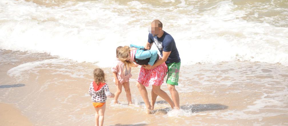 Anna Guzik z rodziną na plaży