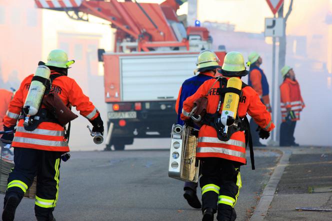 Na miejscu pracuje straż pożarna; zdjęcie poglądowe