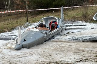 Awionetka runęła na pole pani Teresy. Jedna osoba nie żyje