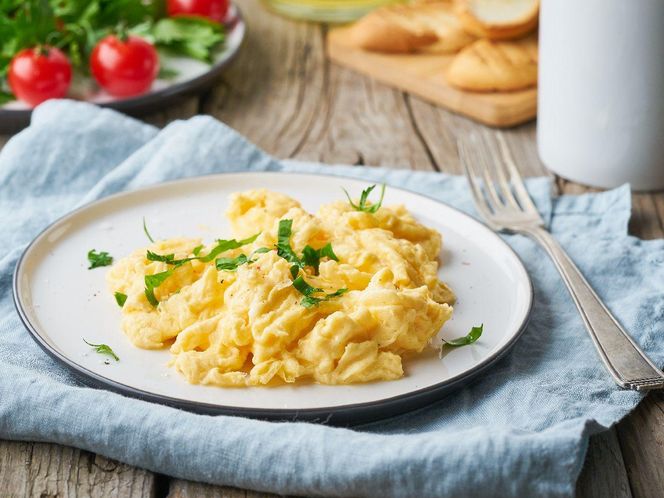 Zwykłą jajecznicę zamieniam w śniadanie na bogato. Wystarczy jedna garść tego składnika 