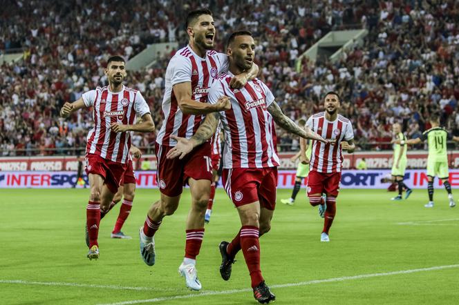 Guilherme (z prawej) fetuje zdobytą bramkę na 1:0 w meczu z Viktorią Pilzno. Potem jego koledzy dołożyli jeszcze trzy gole i pewnie awansowali.