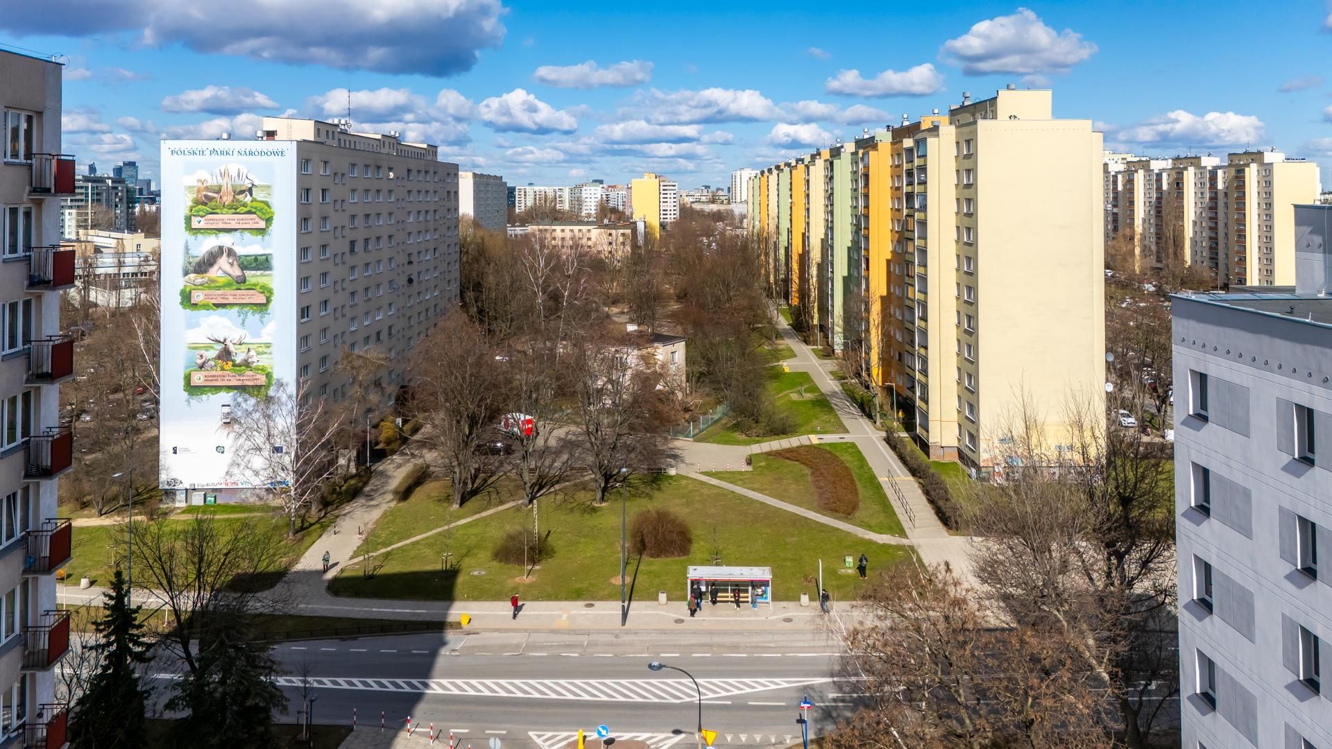 Dom jednorodzinny między blokami przy alei Lotników 26 w Warszawie