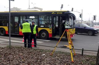 Koszmarny wypadek na Mokotowie. Autobus miejski potrącił pieszą na pasach