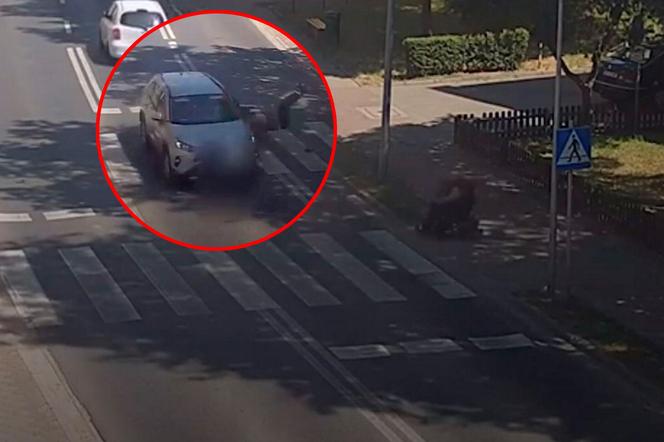 Przerażający wypadek w Sulechowie! Niepełnosprawny mężczyzna wyleciał z wózka po potrąceniu na przejściu [ZDJĘCIA] 