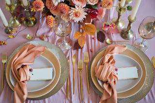 Jesienne dekoracje stołu: jak urokliwie podjąć gości jesienną porą?