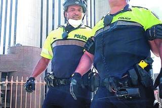 Bezbronna policja ucieka z NYC