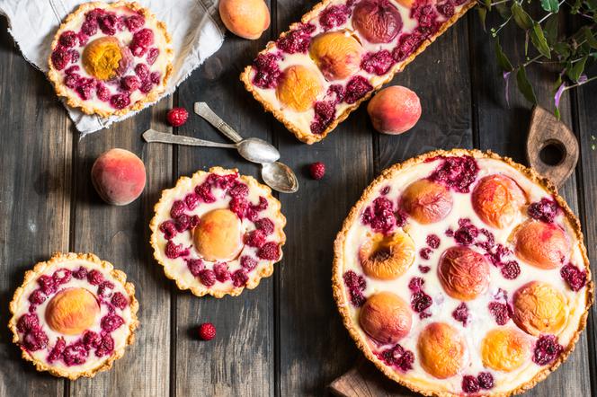 Tarta z malinami i morelami