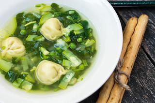 Szczawiowa z zielonym groszkiem i pierożkami tortellini: sprytny przepis na pyszną zupę