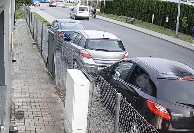 Wyprzedzając nastolatka na skrzyżowaniu, kobieta zajechała mu drogę