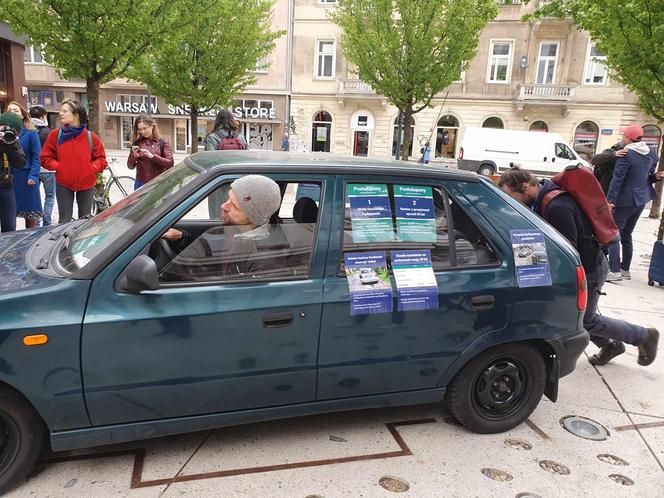 Samochód zaparkowany na placu 5 rogów