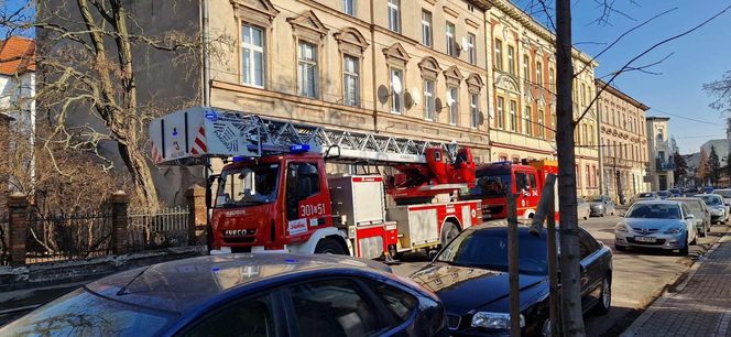 Tragiczny pożar w kamienicy w centrum Bydgoszczy. Strażacy wynieśli z mieszkania ciało mężczyzny 