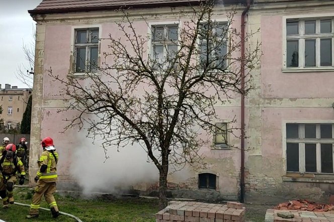 Pożar tuż obok kościoła. 6 zastępów straży pożarnej gasiło ogień budynku należącego do Parafii św. Jana w Lesznie [ZDJĘCIA/WIDEO]