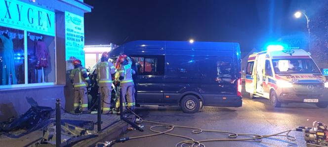 Bus wjechał w centrum handlowe w Drawsku Pomorskim