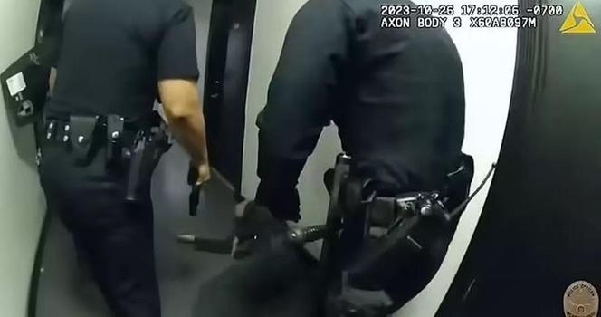 Zabił dwie osoby i zadźgał się na oczach policjantów! Szokujący film