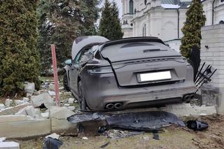 Luszowice. Porsche wypadło z drogi i przebiło ogrodzenie plebanii