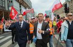 Robert Bąkiewicz i poseł PiS Janusz Kowalski na Marszu Powstania Warszawskiego