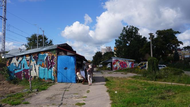 Zdemolowane rudery niemal w centrum Olsztyna. „Smród bywa podobno nie do zniesienia” [ZDJĘCIA]