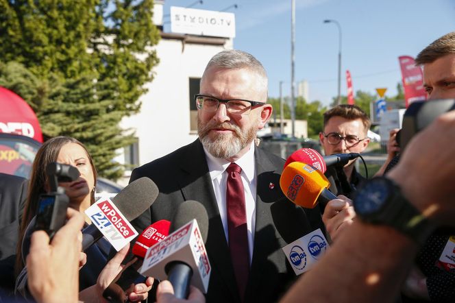 Prokuratura podjęła decyzję w sprawie Grzegorza Brauna. Co dalej z europosłem?