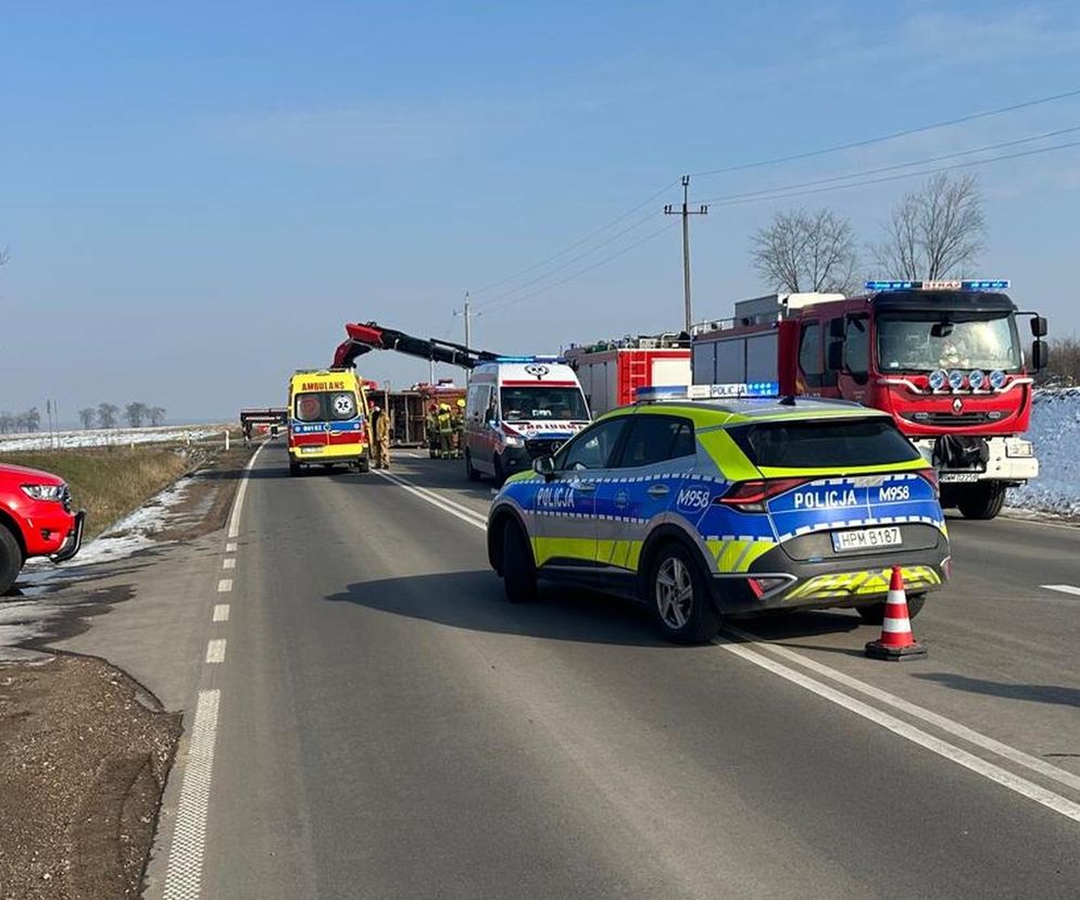 Tragiczny wypadek w Sokołach. Nie żyje kierowca volkswagena. Zderzył się ze śmieciarką