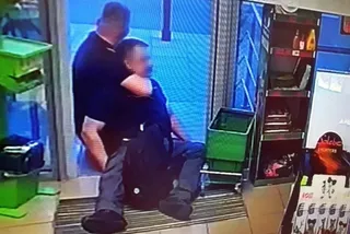 Chwile grozy w Wilanowie. Agresywny mężczyzny zaatakował klientów sklepu