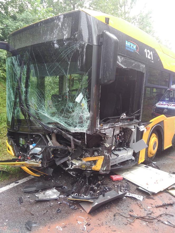 Wypadek w Kwiatonowicach! Zderzenie autobusu i osobówki