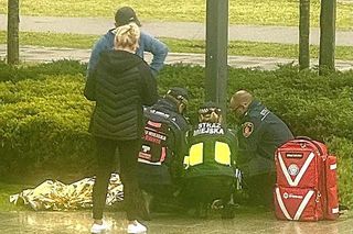 Kobieta upadła przed urzędem. Dostała silnych drgawek