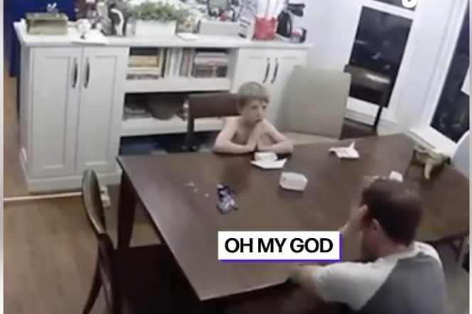 Chłopczyk i tata przy stole
