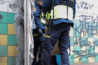 Interwencja Straży Miejskiej na Pradze-Południe. Funkcjonariusze profesjonalnie zajęli się osobą bezdomną, która potrzebowała pomocy