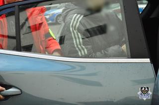 Chłopak dostał w głowę szklaną butelką