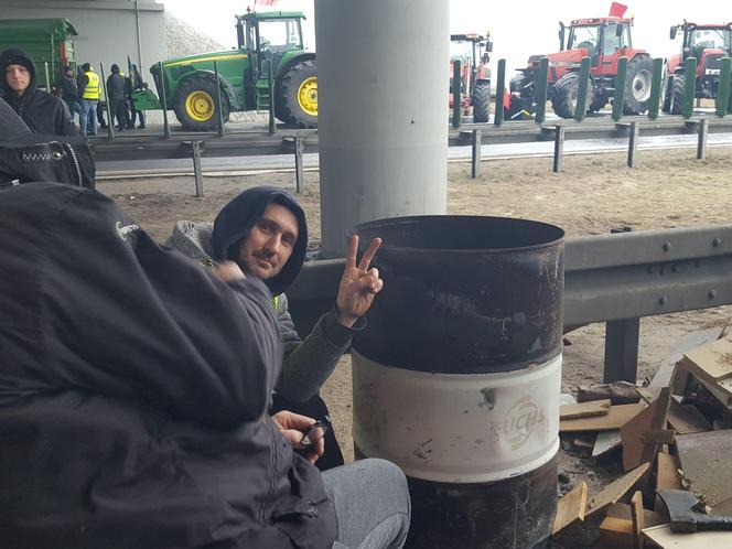 Lekceważenie władzy jest absolutne - skarżą się rolnicy protestujący na S5 koło Leszna. To jeden z większych protestów w kraju 